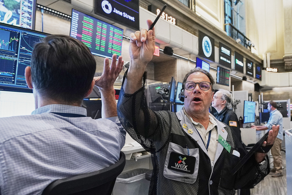 US stocks rise to a record on expectations companies will make even fatter profits